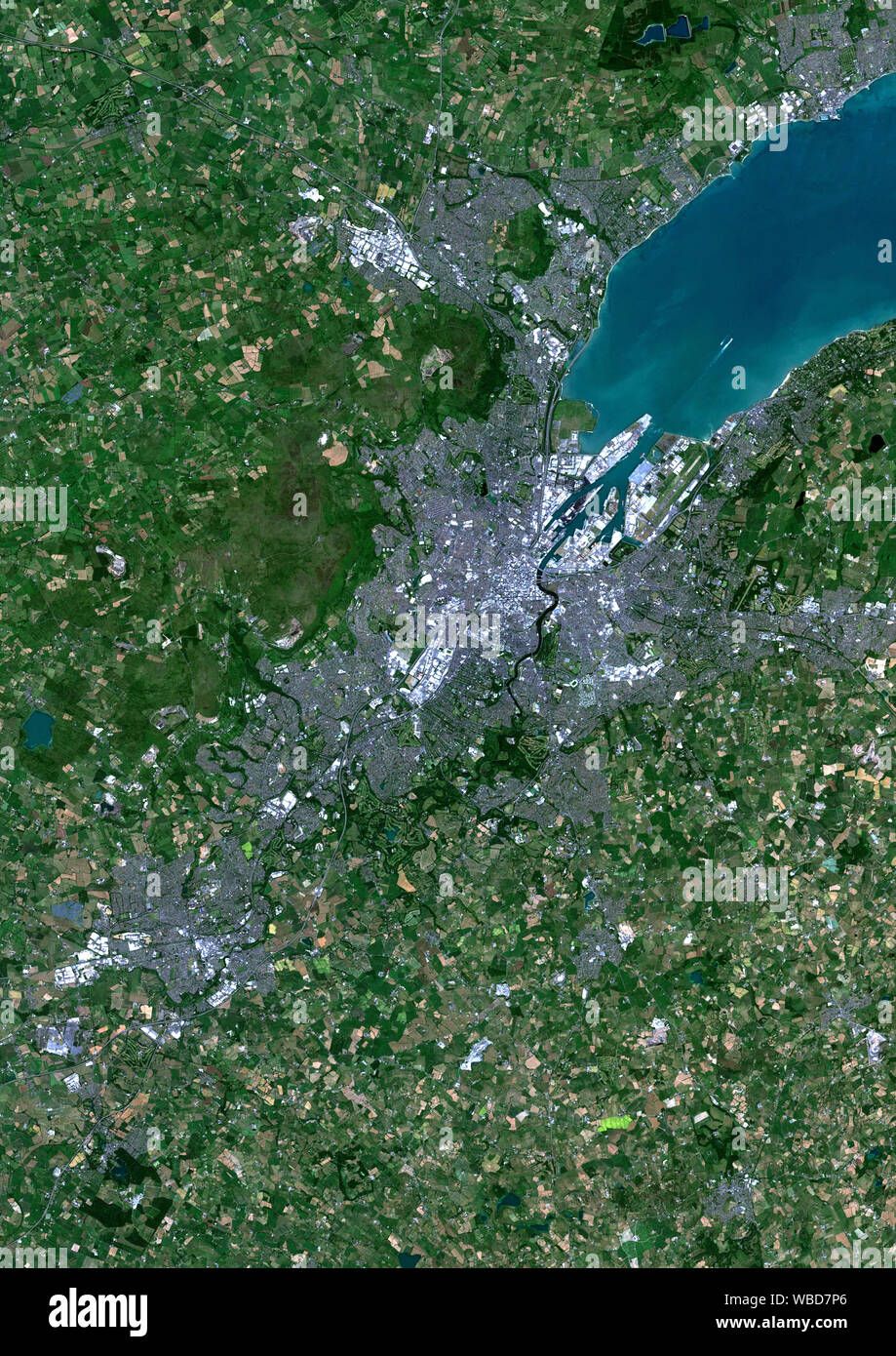 Colore immagine satellitare di Belfast, capitale dell'Irlanda del Nord. Immagine raccolta su luglio 2, 2018 da Sentinel-2 satelliti. Foto Stock