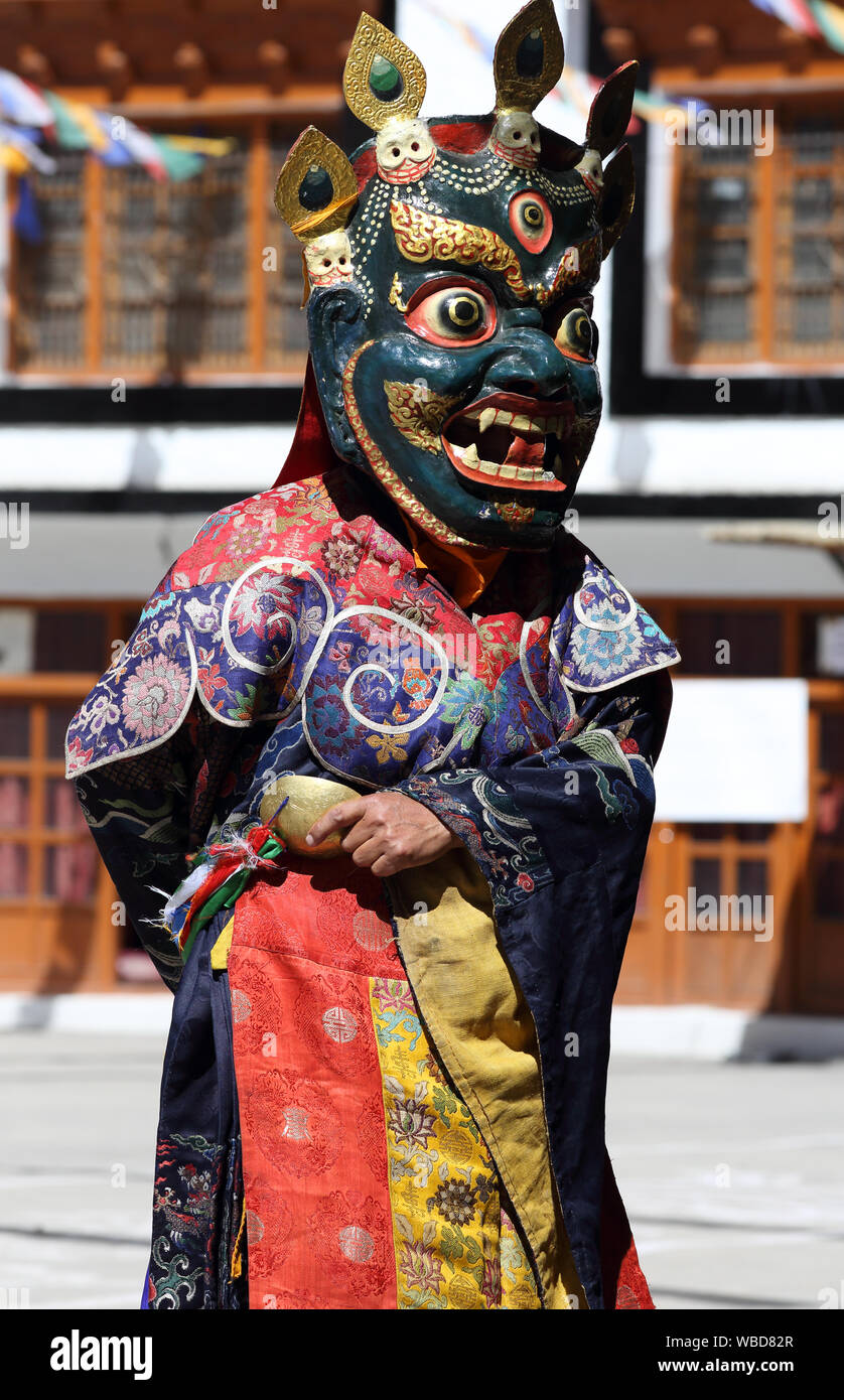 Ballerino di maschera ad una tradizionale maschera buddista danza del Ladakh annuale Festival di Leh, India Foto Stock