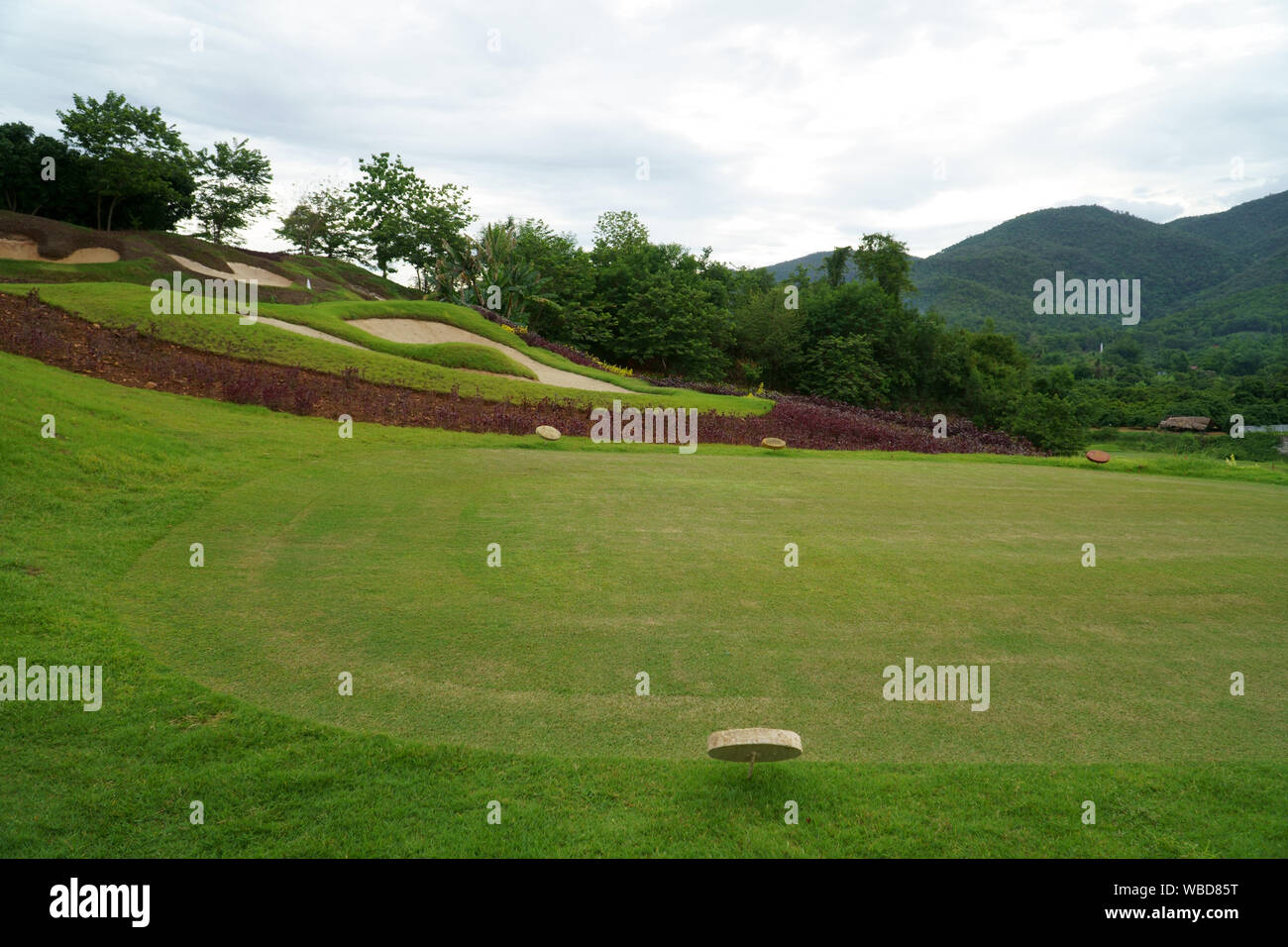 Splendida vista sul bellissimo campo da golf con bunker di sabbia Foto Stock