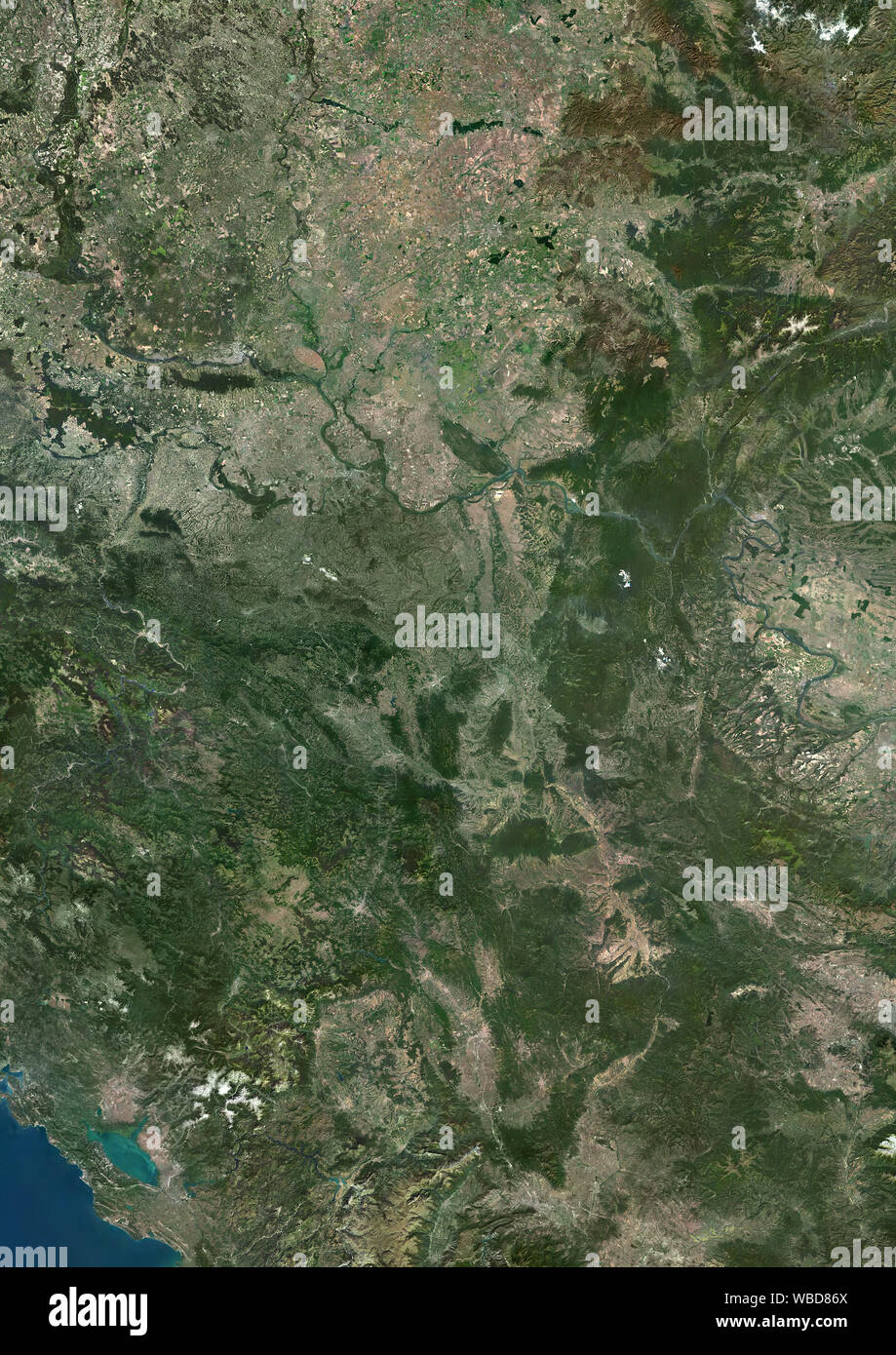 Colore immagine satellitare della Serbia e del Kosovo. Questa immagine è stata elaborata sulla base dei dati acquisiti da Sentinel-2 & satellite Landsat 8 satelliti. Foto Stock