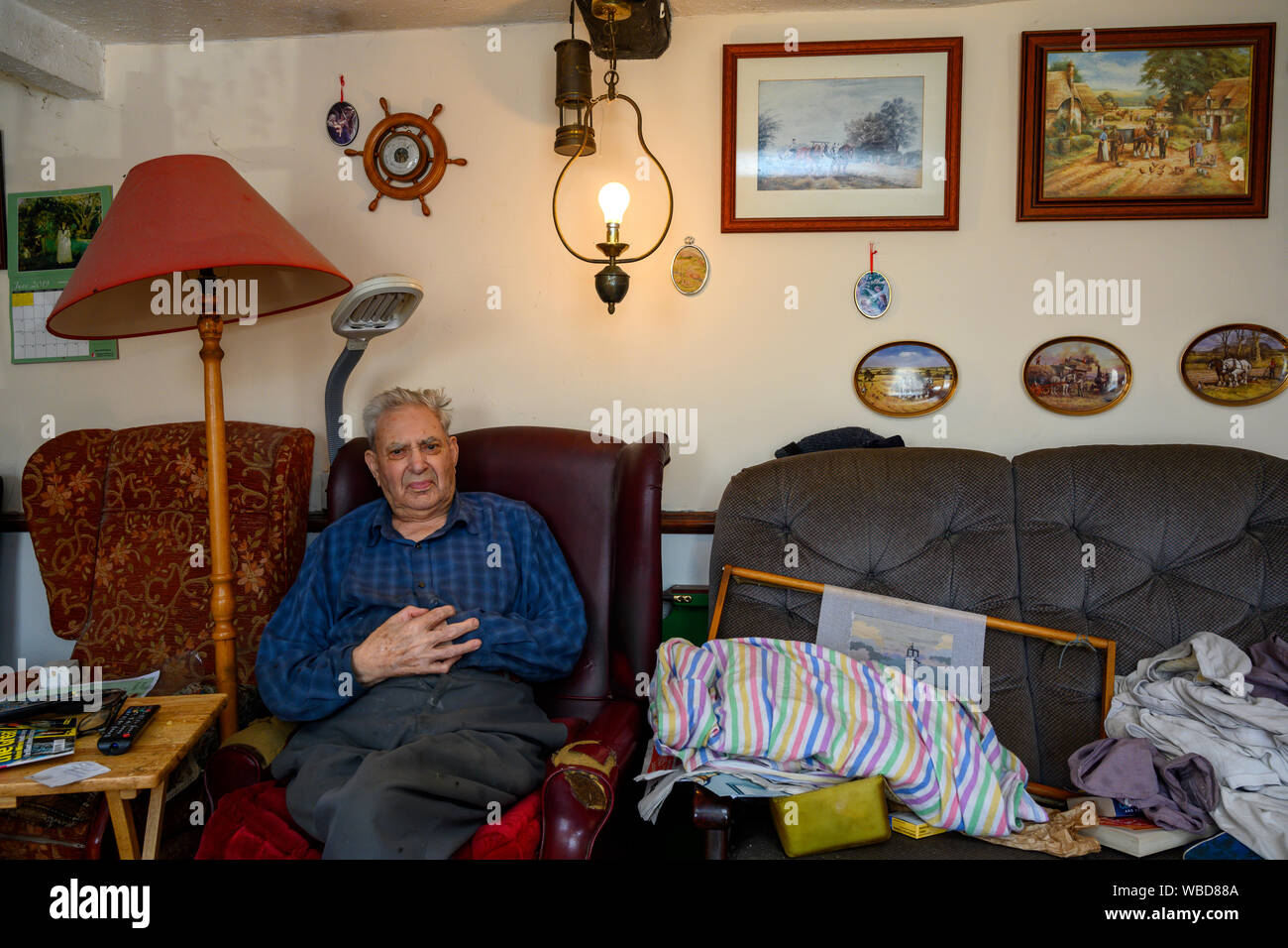 Uomo anziano a vivere in modo indipendente a casa Foto Stock