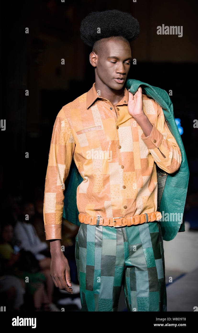 Africa Fashion Show London 2019. Immagine selezionata da pista mostra evidenziando designer tendenze & stampe vivaci. Foto Stock