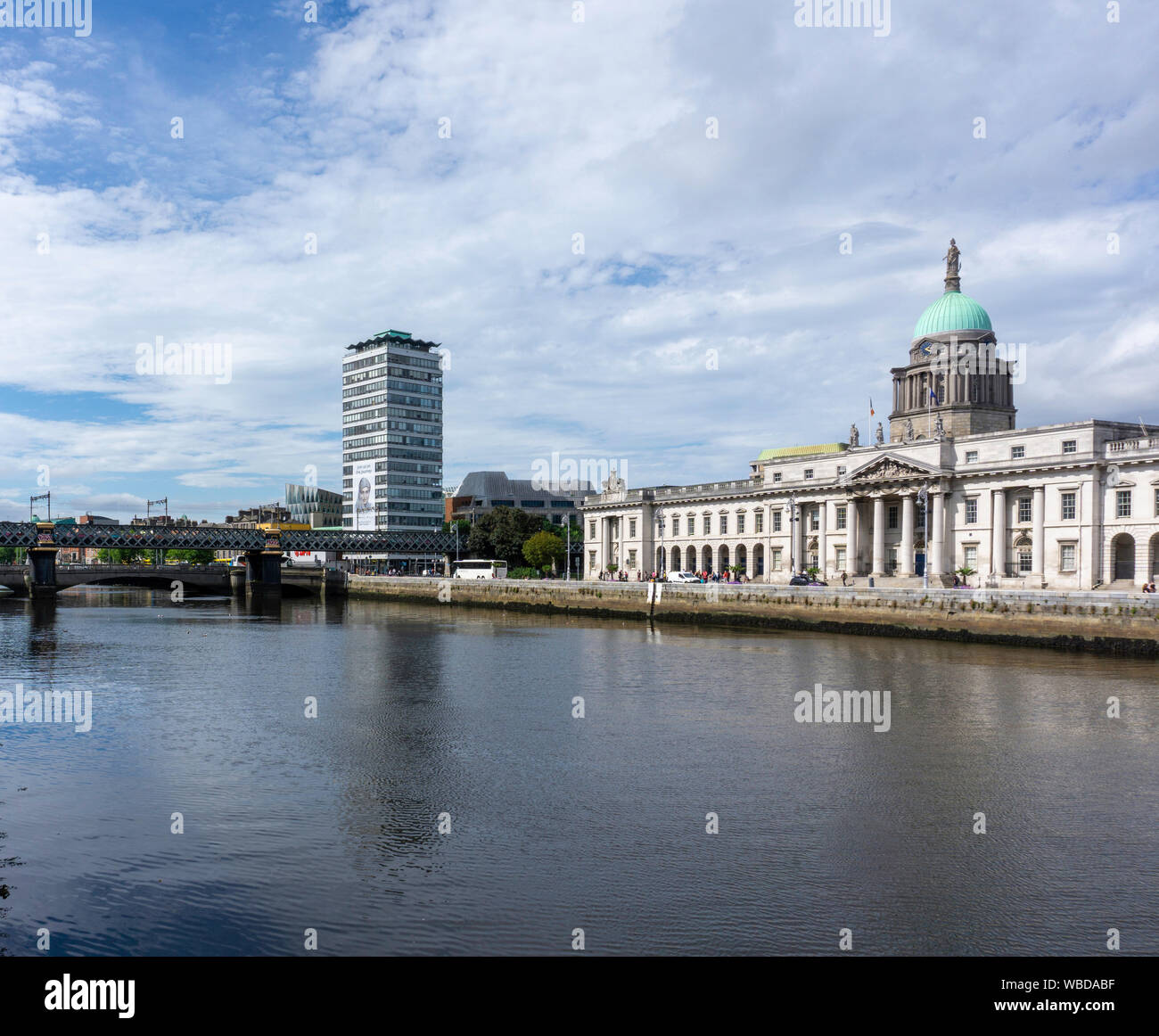 Una vista del molo nord del fiume Liffey, Dublino, Irlanda con Liberty Hall in background e la casa doganale alla ribalta Foto Stock