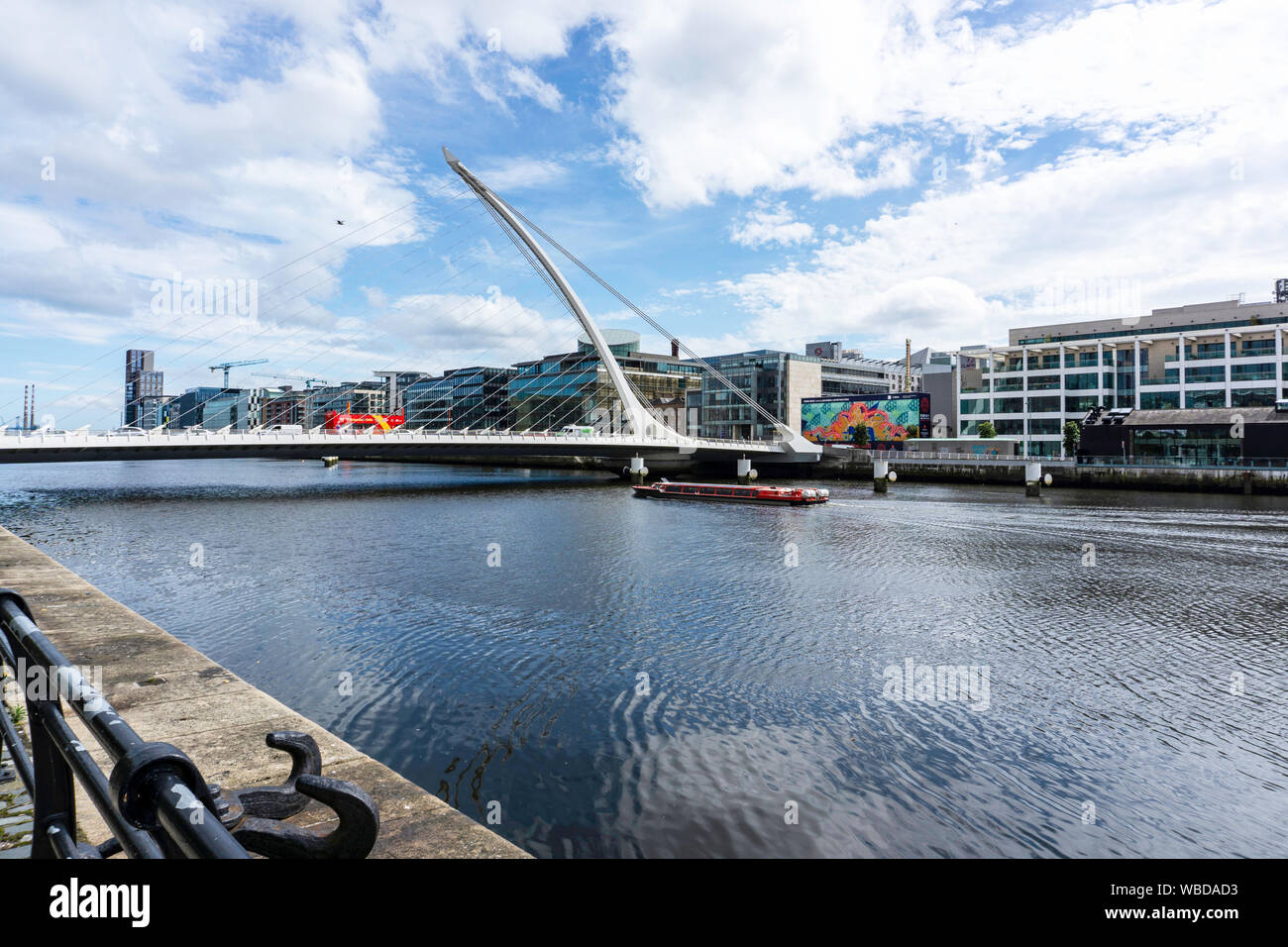 Una gita in barca di crociera in procinto di passare sotto il Samuel Beckett ponte sul fiume Liffey, Dublino, Irlanda. Foto Stock