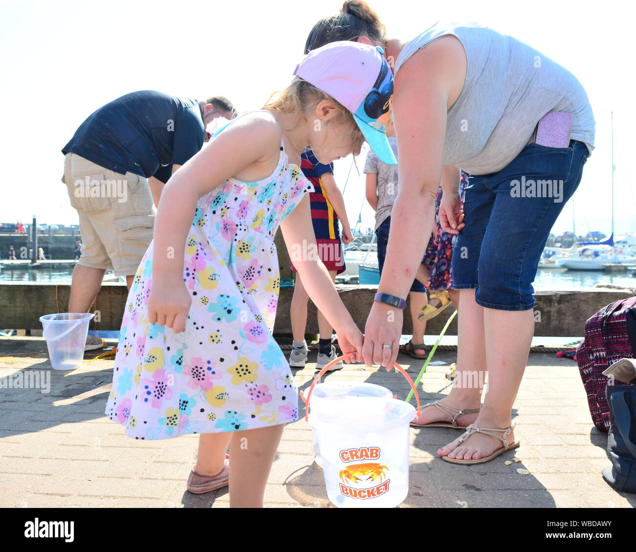 Cattura di granchi sul molo, Scarborough, North Yorkshire, Regno Unito, 26th agosto 2019, Tempo: Caldo e soleggiato agosto festa di banca Lunedi pomeriggio. La gente si affolla sul lungomare per divertirsi al sole in questa tradizionale cittadina balneare inglese sulla costa nord-orientale. Foto Stock