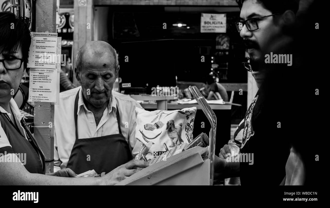 Senior uomo che lavora in un supermercato messicano come commesso in Queretaro Messico Foto Stock Senior uomo che lavora in un supermercato messicano come commesso in Queretaro Messico Foto Stock