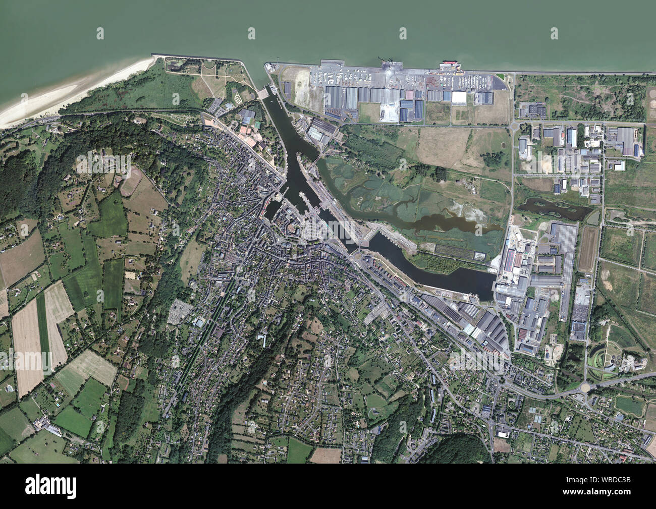 La fotografia aerea di Honfleur in Normandia, Francia. La città si trova sulla sponda meridionale della foce del fiume Senna. Immagine presa nel 2016. Foto Stock