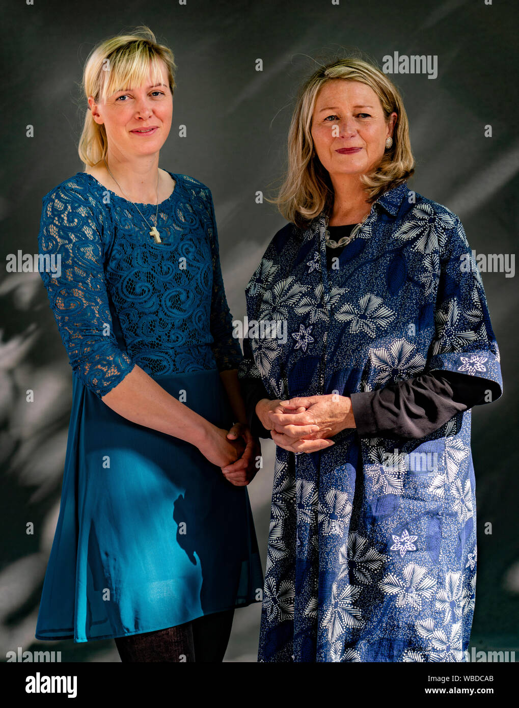 Edimburgo, Scozia, Regno Unito. Il 26 agosto 2019. Heida Asgeirsdottir (l) e Steinunn Sigurdardottir. Questi autori islandesi hanno collaborato su un libro, Heida: Un Pastore a bordo del mondo, che descrive la cura per gli ovini in una remota fattoria islandese. Iain Masterton/Alamy Live News. Foto Stock