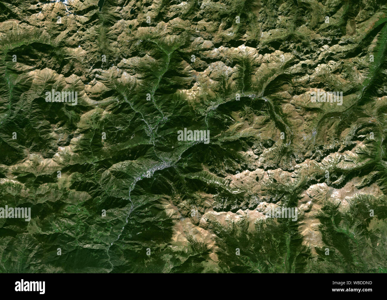 Colore immagine satellitare di Andorra nei Pirenei orientali, al confine con la Francia a nord e la Spagna a sud. Questa immagine è stata elaborata sulla base dei dati acquisiti nel 2018 da Sentinel-2 satelliti. Foto Stock