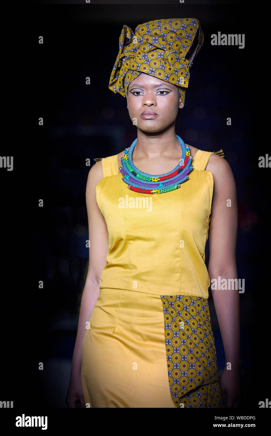 Africa Fashion Show London 2019. Immagine selezionata da pista mostra evidenziando designer tendenze & stampe vivaci. Foto Stock