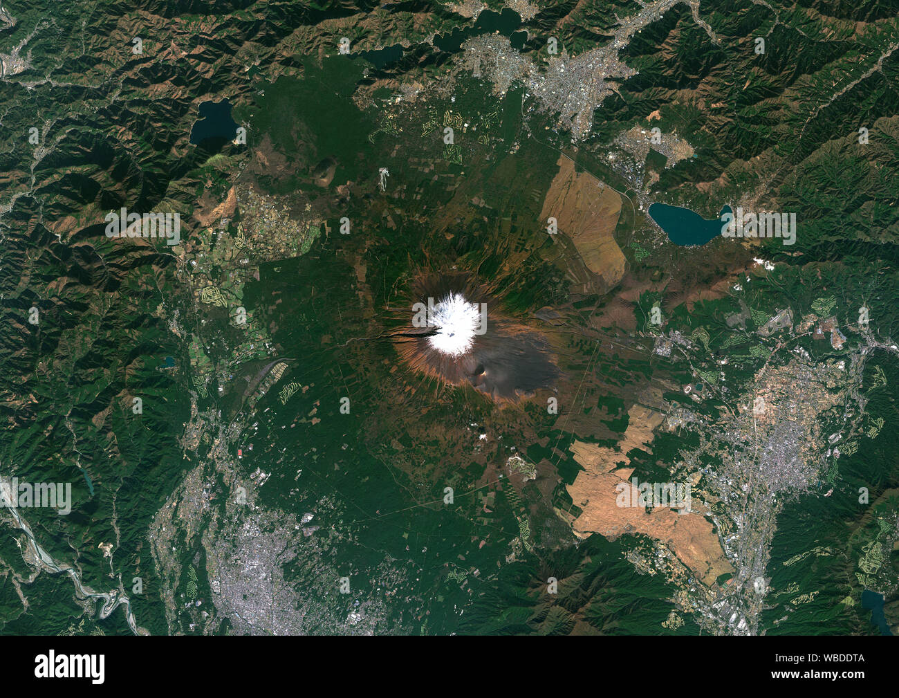 Colore immagine satellitare del Monte Fuji, Giappone. Il punto più alto del Giappone a 3776 m, il Monte Fuji o Fuji Yama si trova a sud-ovest di Tokyo, sull isola di Honshu. È stato aggiunto alla lista del Patrimonio Mondiale dell'UNESCO come sito culturale nel 2013. Immagine raccolta su 30 Ottobre 2018 da Sentinel-2 satelliti. Foto Stock