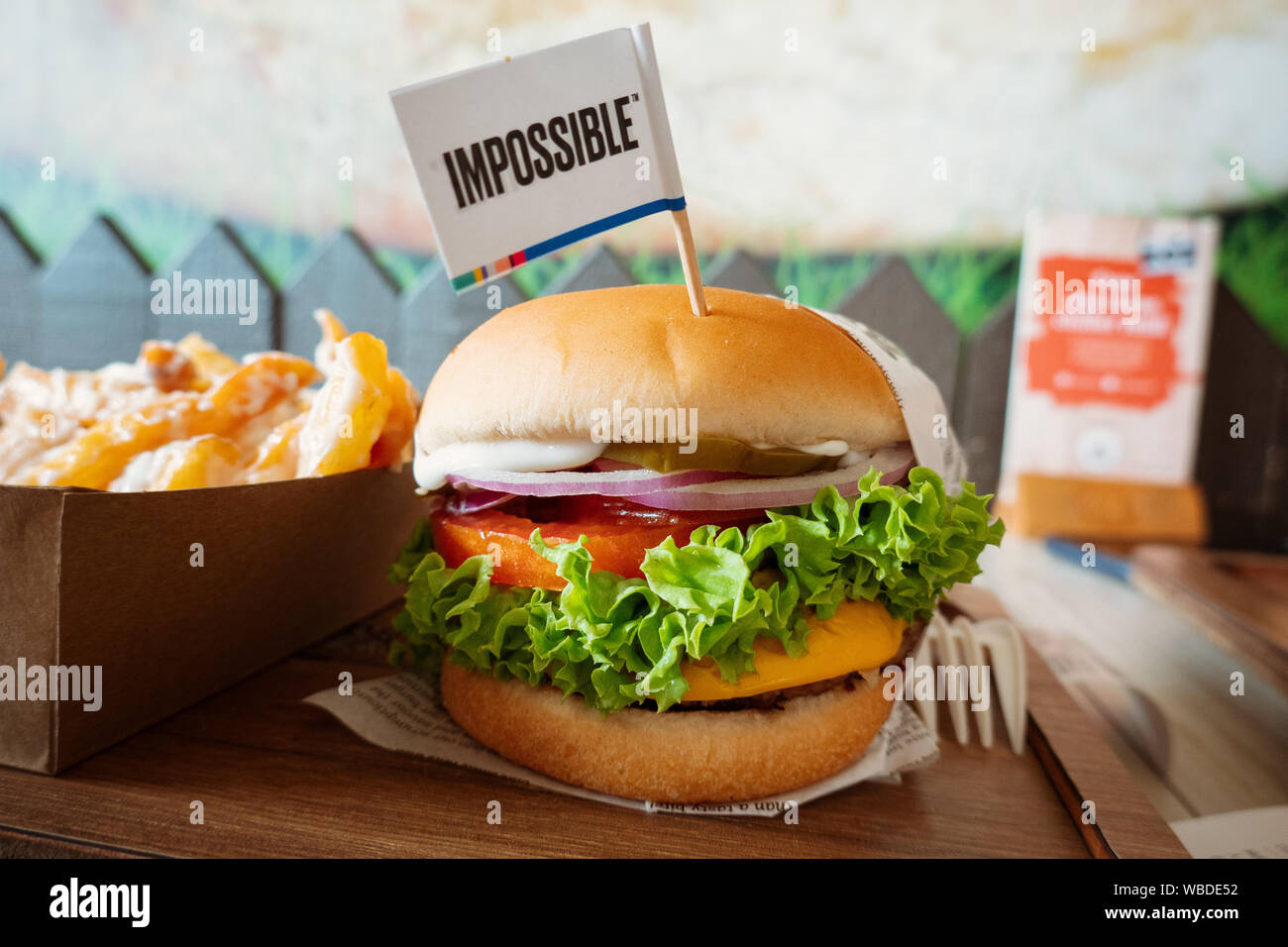 Un impossibile™ burger perfettamente servita a VeganBurg. 100% a base di vegetali patty, lattuga, pomodoro, formaggio, cipolla, decapare, salse. Foto Stock