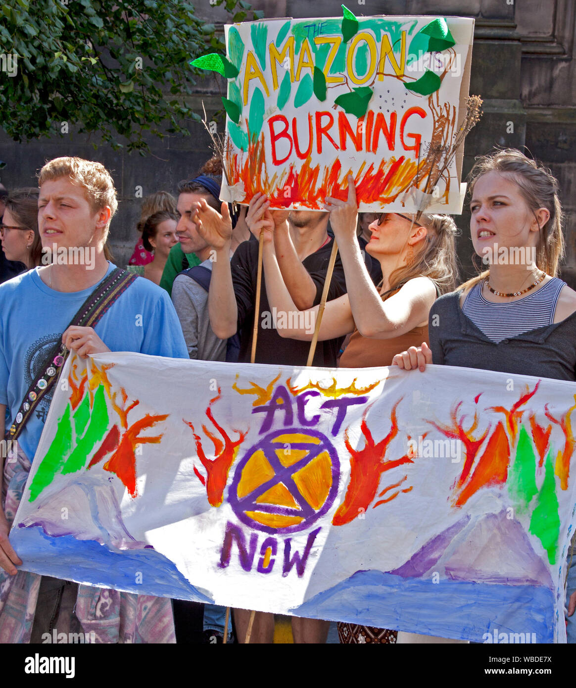 Edimburgo, Scozia, Regno Unito. 26 Ago, 2019. Circa cinquanta manifestanti assemblati in modo pacifico in alta strada fuori la Cattedrale di St Giles a dimostrare contro il governo del Regno Unito hanno "inazione penale sul clima e crisi ecologica " il gruppo ha classificato come un non violenta ribellione di estinzione. Essi sono stati accompagnati da un minimo di venti uniformata a funzionari di polizia. Essi sostengono che essi stanno protestando per indurre il governo ad adottare provvedimenti urgenti sul clima e crisi ecologica. Foto Stock