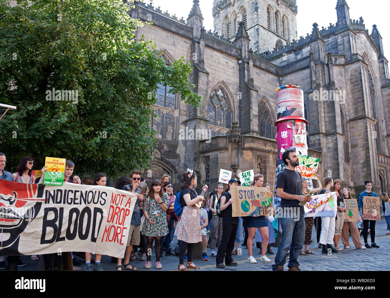 Edimburgo, Scozia, Regno Unito. 26 Ago, 2019. Circa cinquanta manifestanti assemblati in modo pacifico in alta strada fuori la Cattedrale di St Giles a dimostrare contro il governo del Regno Unito hanno "inazione penale sul clima e crisi ecologica " il gruppo ha classificato come un non violenta ribellione di estinzione. Essi sono stati accompagnati da un minimo di venti uniformata a funzionari di polizia. Essi sostengono che essi stanno protestando per indurre il governo ad adottare provvedimenti urgenti sul clima e crisi ecologica. Foto Stock