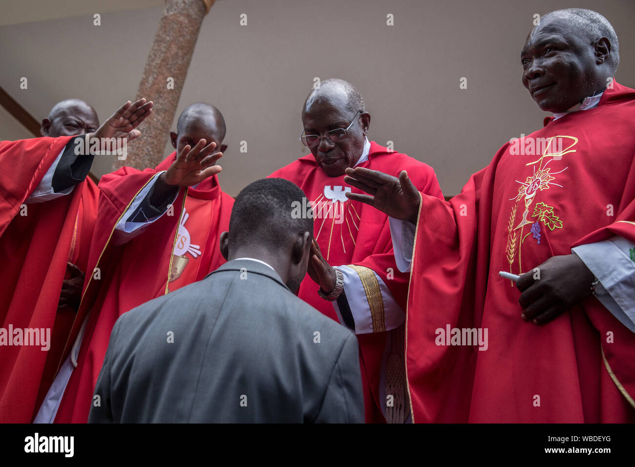 Bobi vino benedetti da sacerdoti in un ringraziamento cattolica durante un evento di campagna in Gombe..Bobi vino, il cui vero nome è Robert Kyagulanyi, una popstar e il leader dell opposizione sotto la "people power' campagna, prenderà in Uganda è di lunga durata con il presidente Yoweri Museveni nel 2021 elezione. Foto Stock