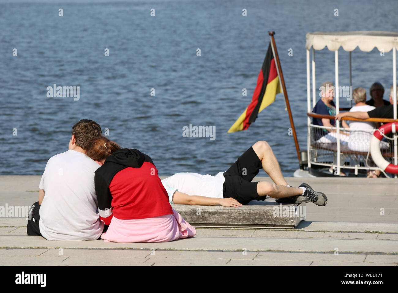 Amburgo, Germania. 26 Ago, 2019. Nel pomeriggio, persone sedersi sulla Binnenalster a temperature al di sopra di 30 gradi Celsius. Credito: Bodo segna/dpa/Alamy Live News Foto Stock