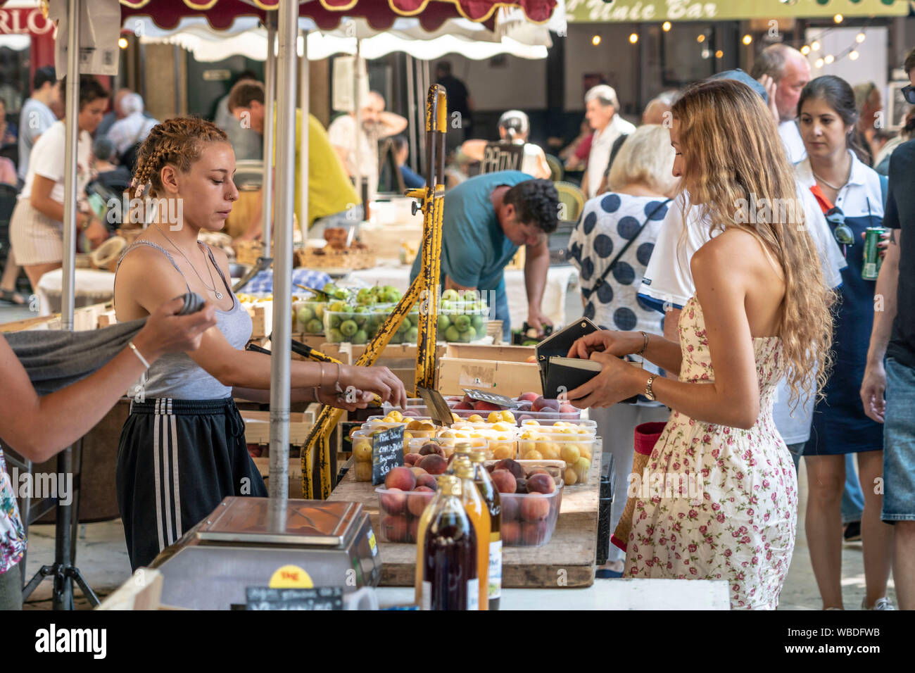 Luogo di Richelmi, Market, mercato di stallo con frutti, Aix en Provence, Francia Foto Stock