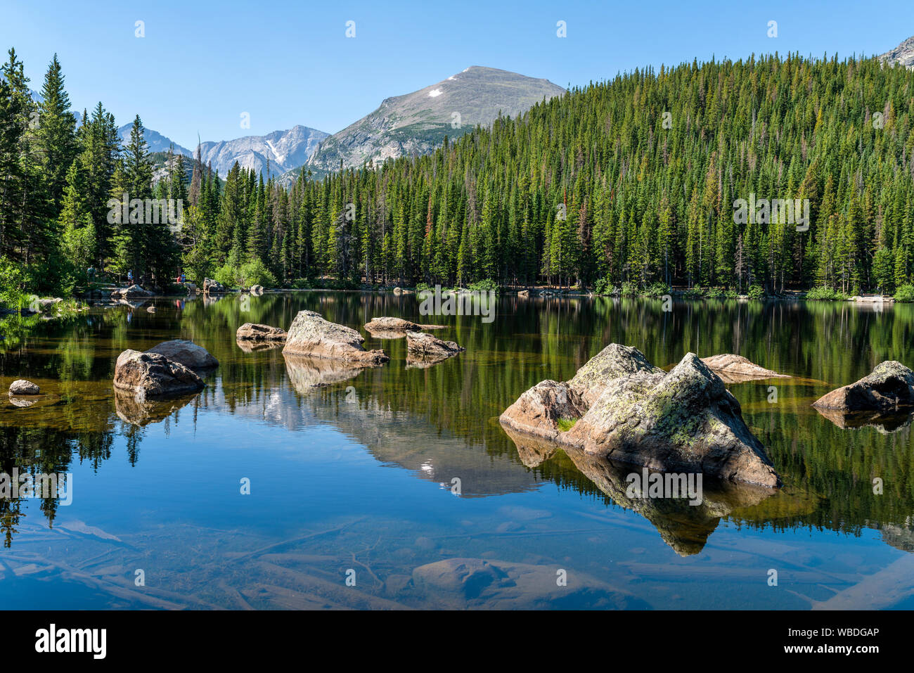 Bear Lake - una soleggiata estate vista la mattina di un tratto roccioso di Bear Lake, il Parco Nazionale delle Montagne Rocciose, Colorado, Stati Uniti d'America. Foto Stock