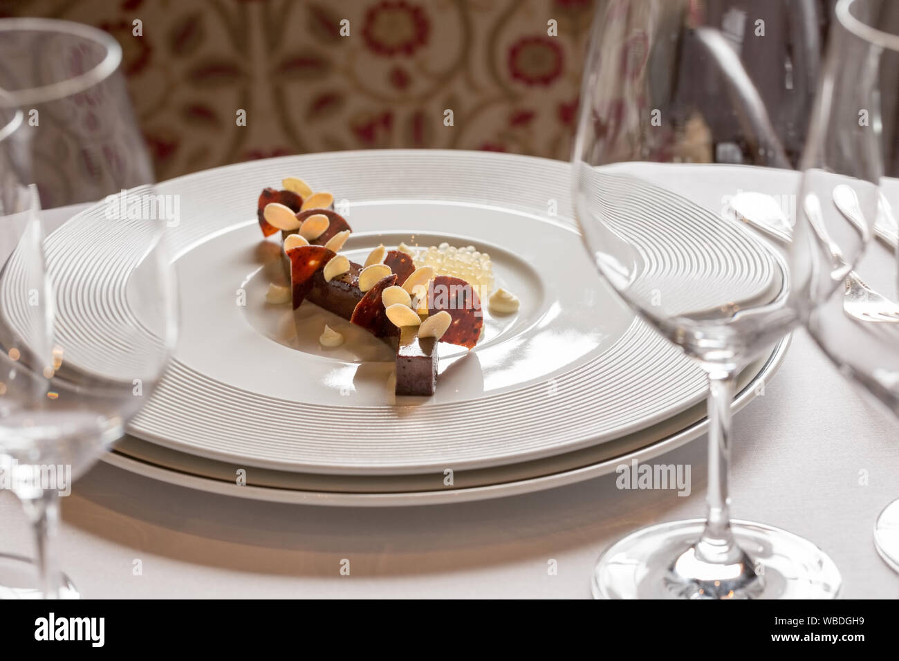 Dessert di ganache al cioccolato con caviale di mela, mascarpone e mandorle zuccherate Foto Stock