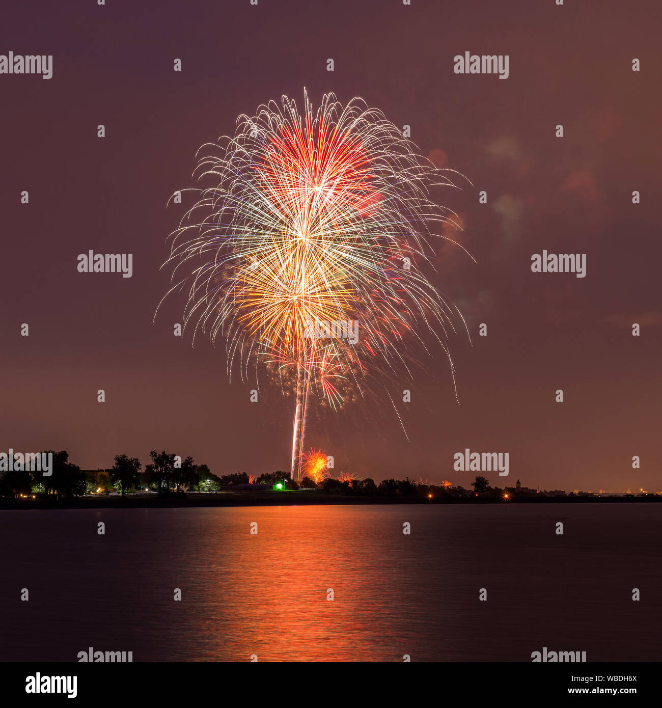 Felice 4 luglio - coloratissimo spettacolo di fuochi d'artificio per festeggiare U.S. Giorno di indipendenza a Marston Lago, Denver, Colorado, Stati Uniti d'America. Foto Stock