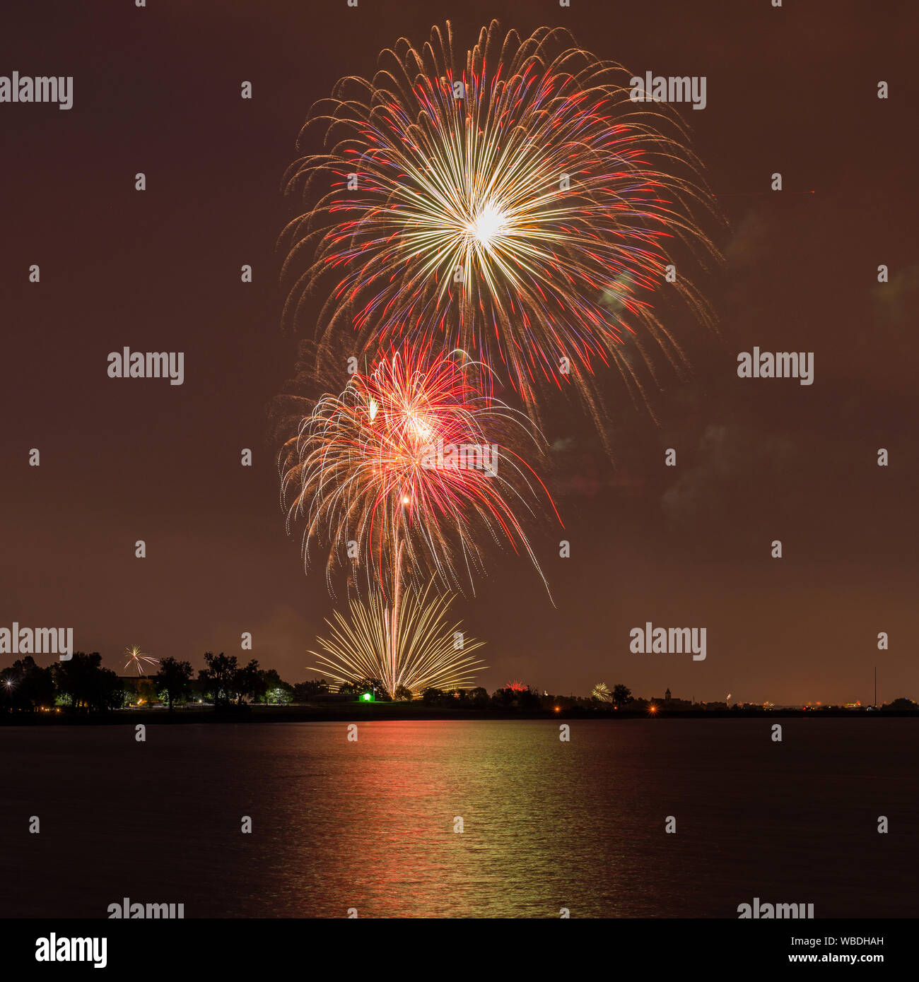 Fuochi d'artificio su un lago - colorata quarta di luglio fuochi d'artificio illuminano il cielo notturno su Marston Lago, Denver, Colorado, Stati Uniti d'America. Foto Stock