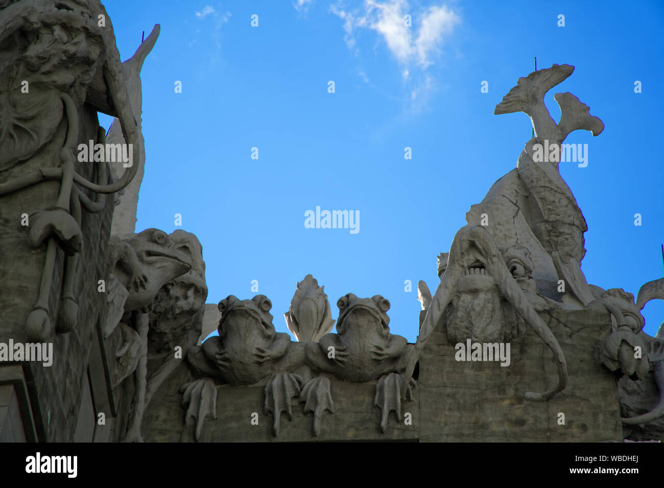 Kiev, Ucraina - Luglio 6, 2018: Casa con chimere contro il cielo blu. Edificio in stile Liberty con sculture di animali mitici. Il più originale win Foto Stock