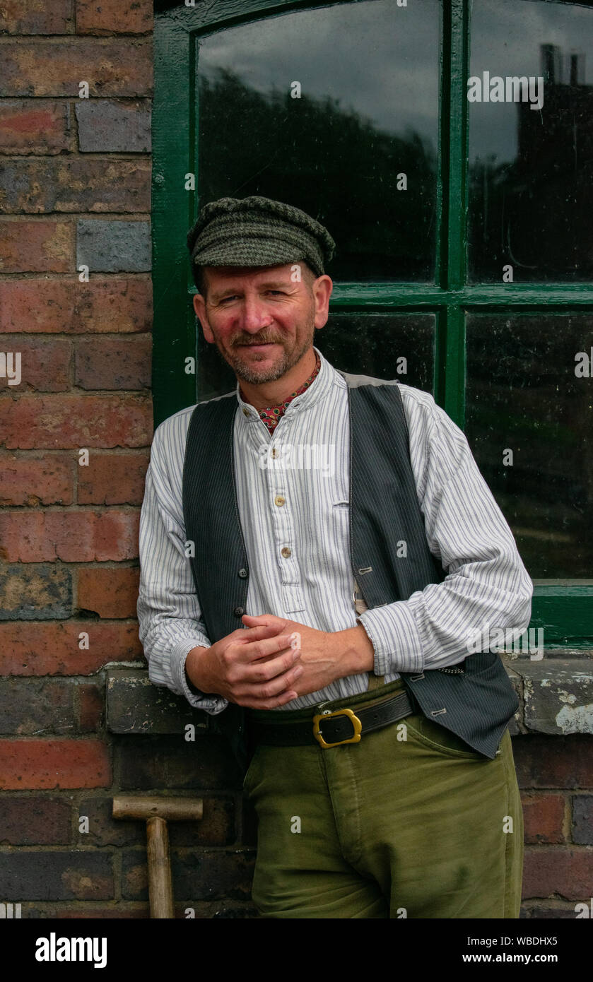 Uomo vestito in costume ai primi del novecento ed uomo di lavoro stile. Foto Stock