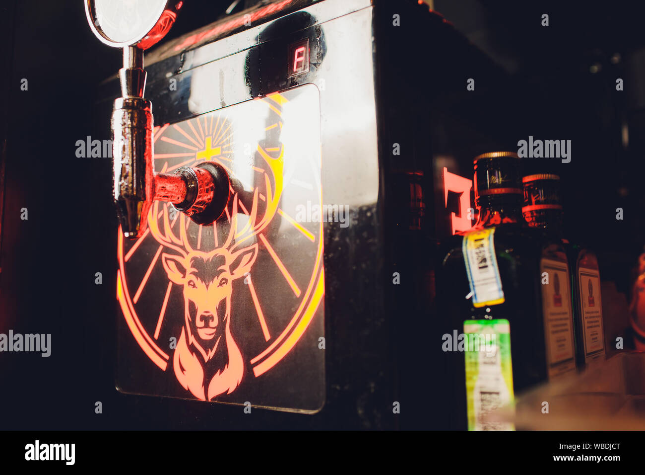 Ufa, Russia, HARAT'S PUB, 15 Novembre, 2018: Jagermeister alcol bevande nel bar. Il barista versa un bicchiere Foto Stock