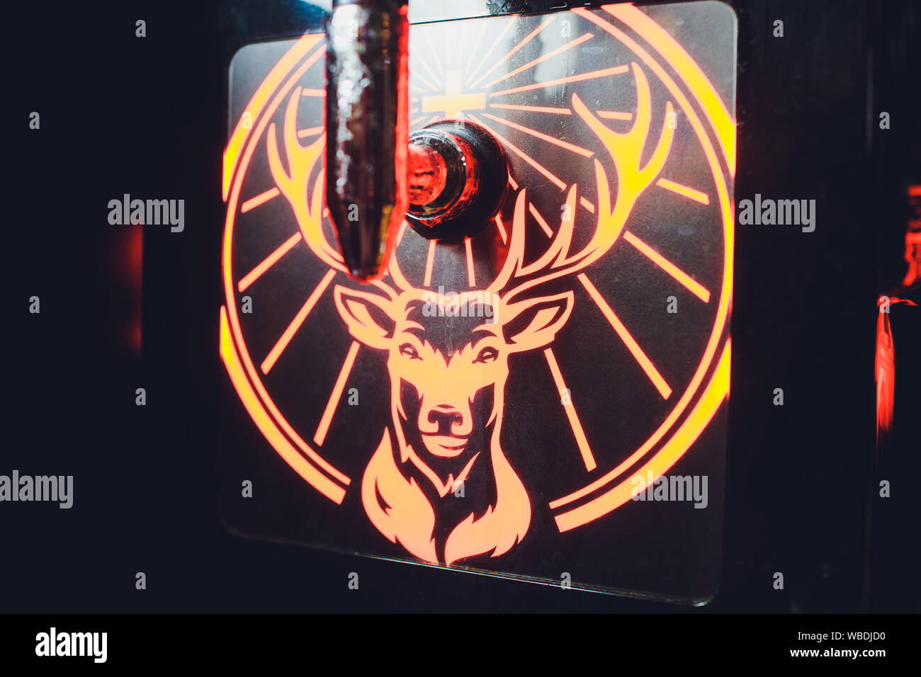 Ufa, Russia, HARAT'S PUB, 15 Novembre, 2018: Jagermeister alcol bevande nel bar. Il barista versa un bicchiere Foto Stock