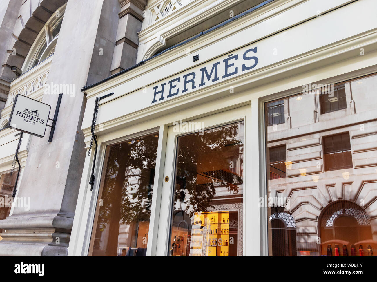 London / UK, 21 agosto 2019 - Hermes negozio di fronte al Royal Exchange, in banca. Hermes è un prodotto high-end rivenditore recanti il marchio di lusso di abbigliamento, Foto Stock