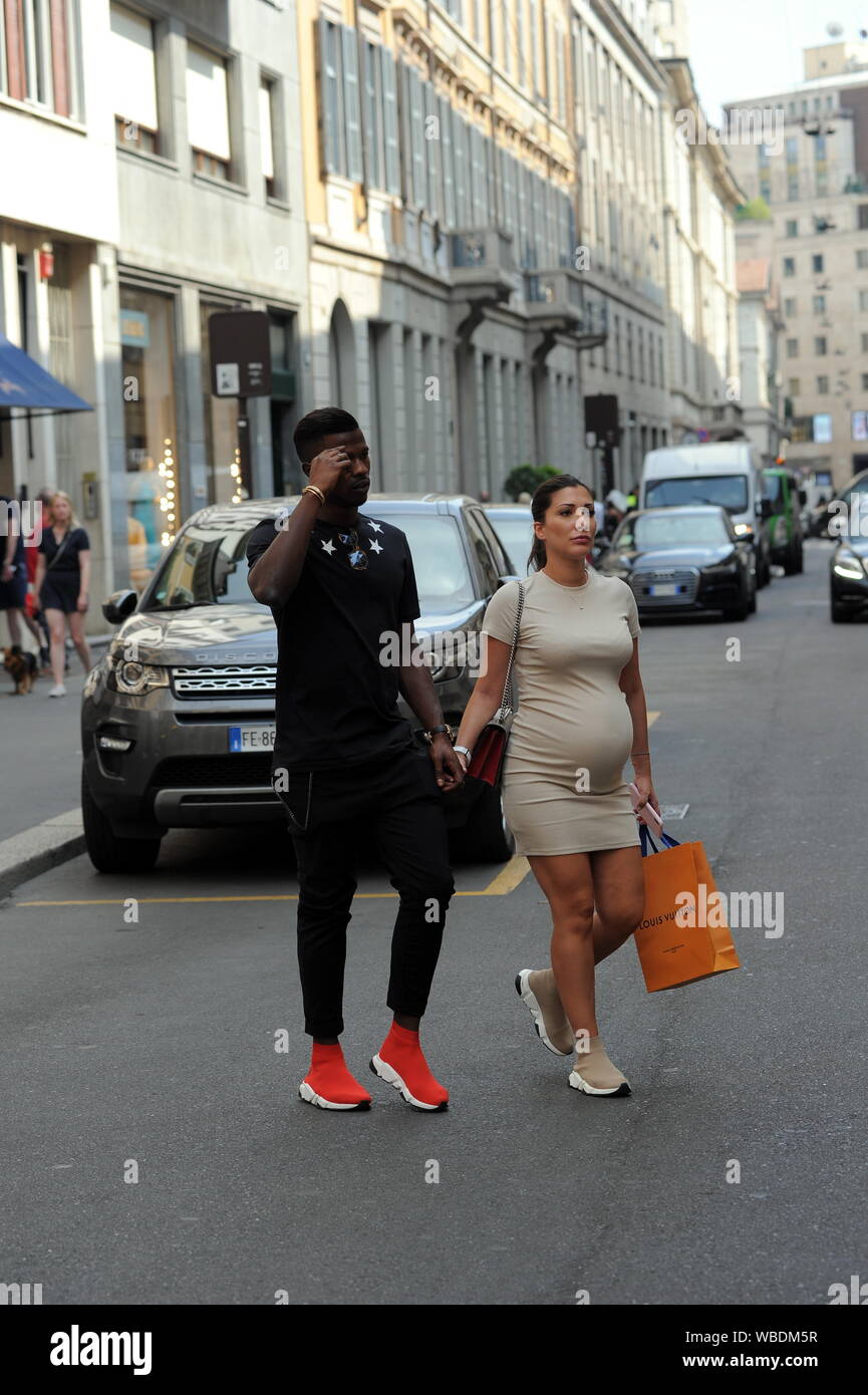 Milano, Italia. 26 Ago, 2019. Milano, Keita Lama e Simona Guatieri incinta nel centro Keita lama riscontro nazionale senegalese, ex Inter ora nel campionato francese il principato di Monaco e il compagno di SIMONA GUATIERI a piedi nel pomeriggio per le strade del centro. Lei è di 7 mesi di gravidanza e si aspetta un bambino e ha approfittato di una giornata di relax con il suo fidanzato KEITA lama di essere accompagnati per andare a fare shopping nelle boutique di Via Montenapoleone, prima di ritornare a casa- Credit: Indipendente Photo Agency Srl/Alamy Live News Foto Stock