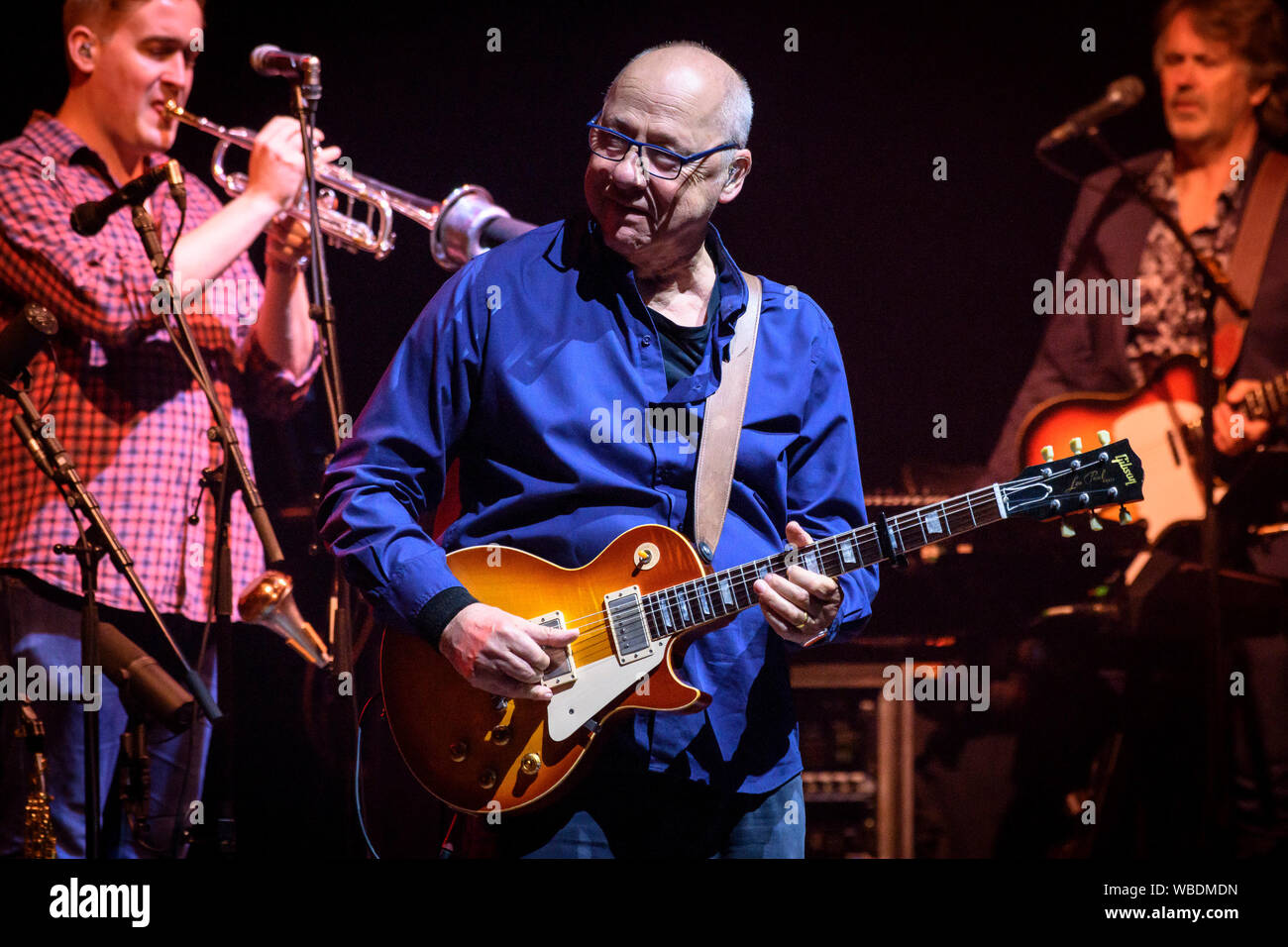 Cantante britannico, cantautore, Mark Knopfler suona dal vivo sul palco a un sold out show in Toronto. Foto Stock