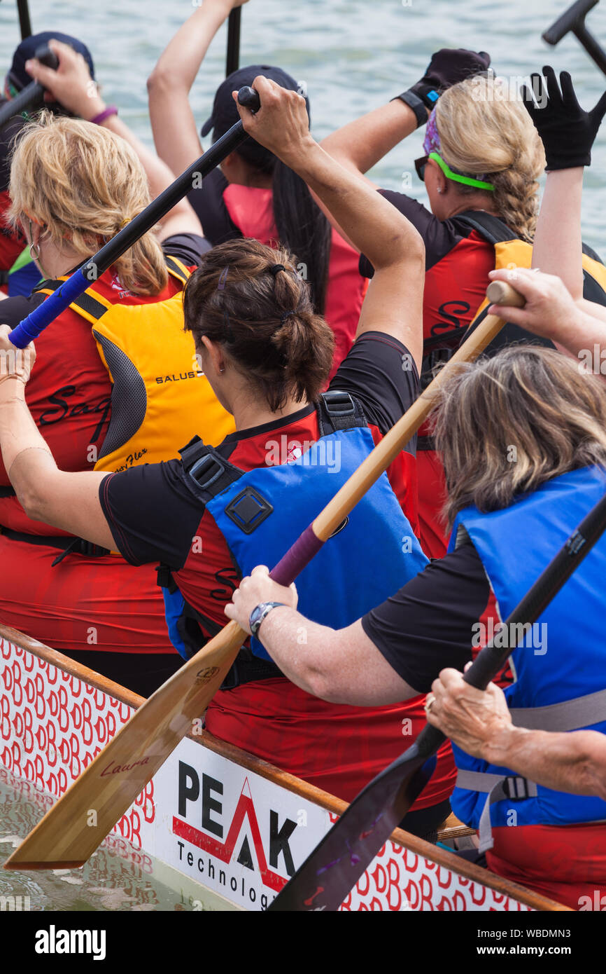 Womens team tornando al dock dopo aver terminato il loro calore al 2019 Steveston Dragon Boat Festival in British Columbia Canada Foto Stock