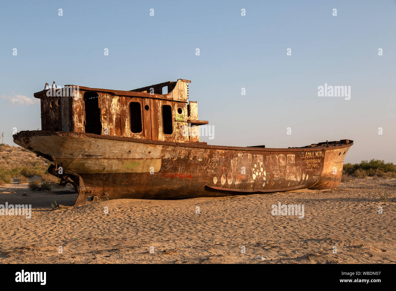 Moynaq o Muynak, in Uzbekistan. Arrugginimento barche nel deserto che utilizzato per essere parte del lago d'Aral, che è stato quasi completamente svuotata dai sovietici. Foto Stock