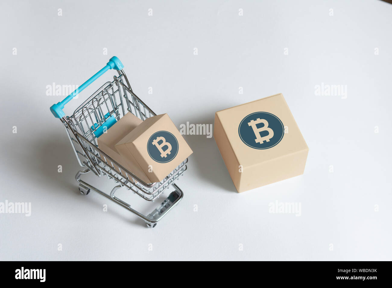 scatola con bitcoin nel carrello Foto Stock