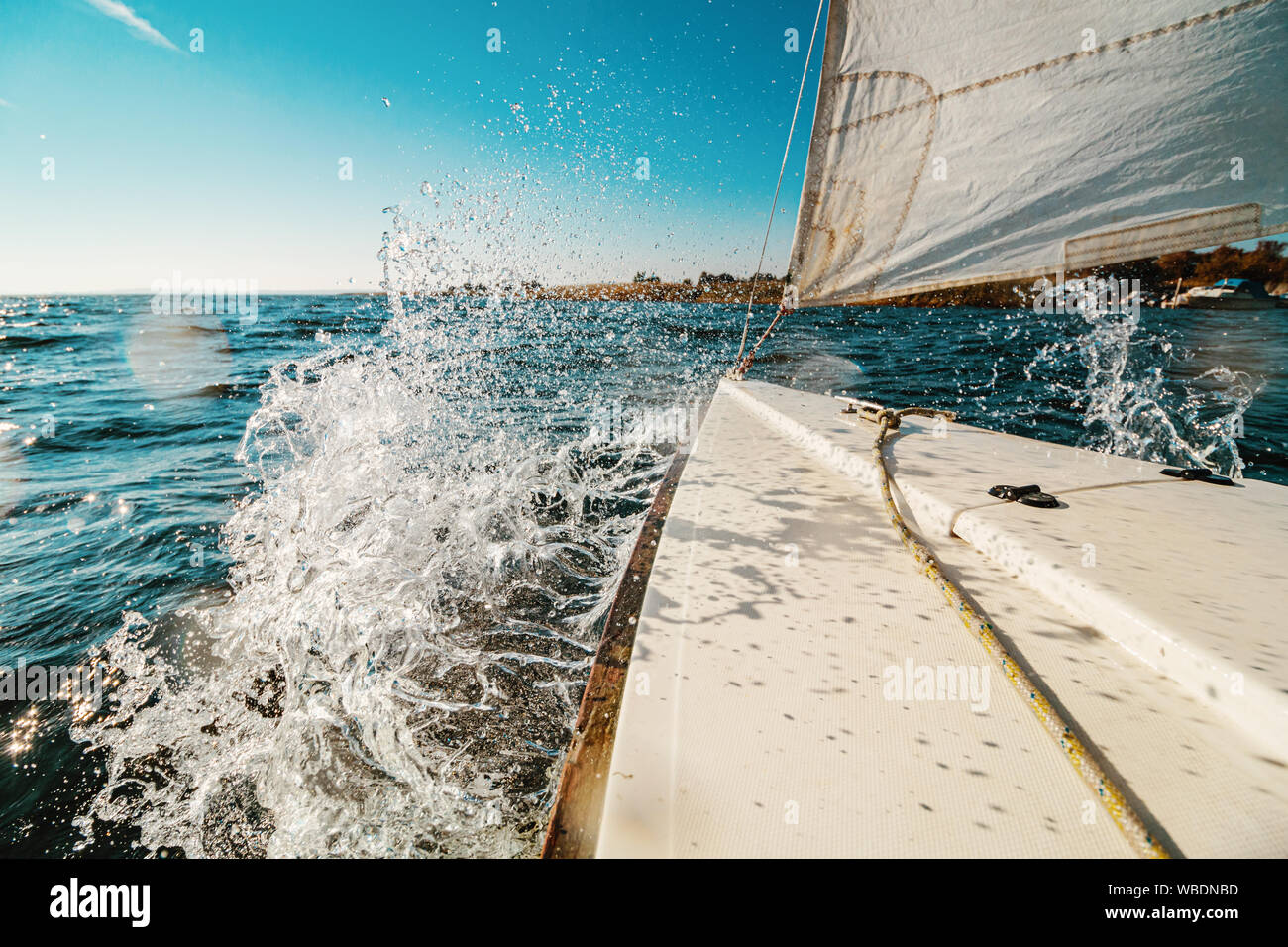 Onde che si infrangono su una scialuppa su un ventoso e giornata di sole Foto Stock
