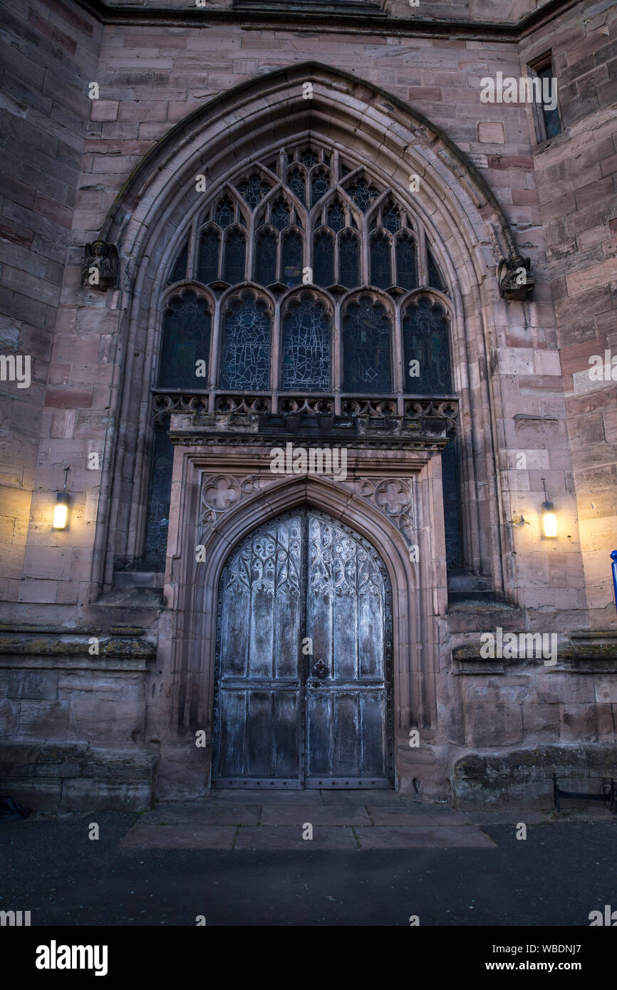 Ritratto in prossimità delle porte di entrata principali della chiesa di St. Mary, Kidderminster, Regno Unito. Vista esterni della chiesa britannica porte chiuse al pubblico. Foto Stock