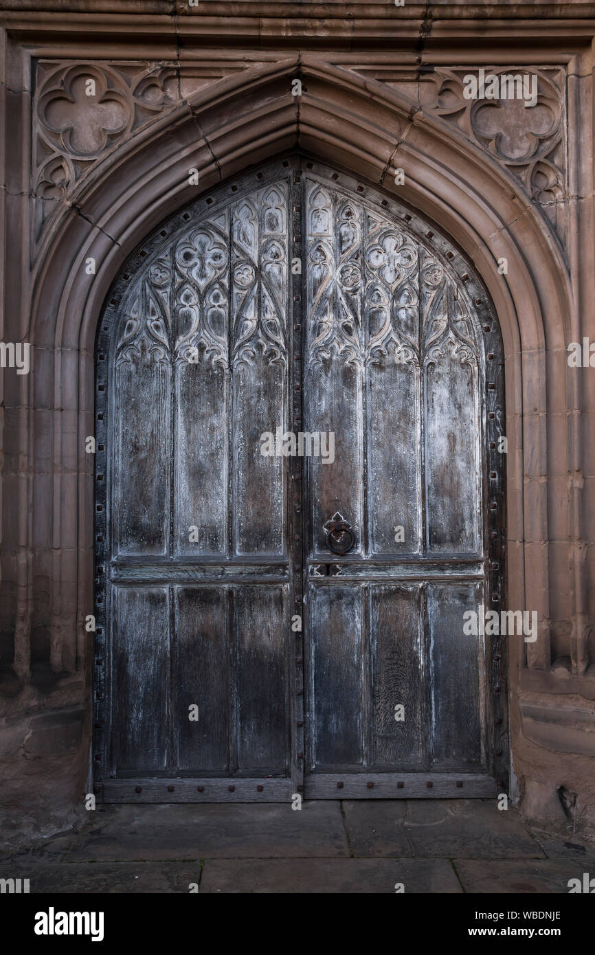 Ritratto in prossimità delle porte di entrata principali della chiesa di St. Mary, Kidderminster, Regno Unito. Vista esterni della chiesa britannica porte chiuse al pubblico. Foto Stock