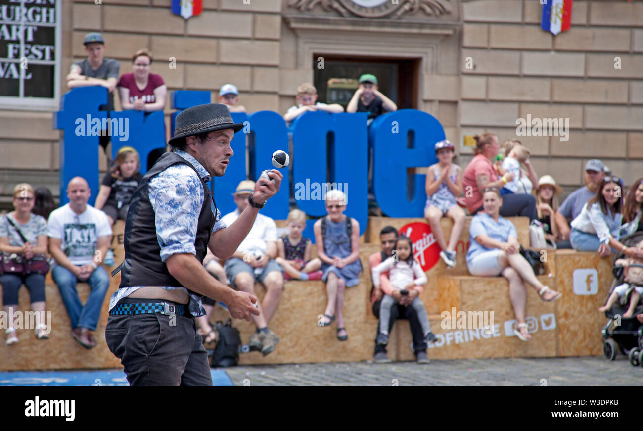 Edinburgh Fringe Festival, Scotland, Regno Unito. 26 Ago, 2019. Ultimo giorno del 2019 Edinburgh Fringe e il sole splendeva, con riportato battere i record di audience e la maggior parte dei biglietti venduti mai. Corey Pickett intrattiene il pubblico in Piazza del Parlamento con il suo strampalato performance interattiva Foto Stock