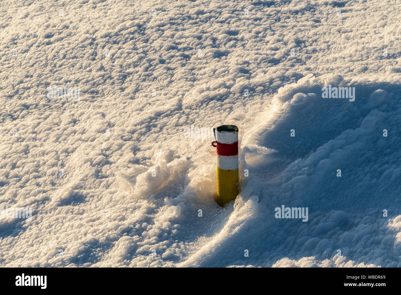 Rosso sentiero cairn con neve intorno in inverno Martinske foro in Mala Fatra montagne in Slovacchia Foto Stock