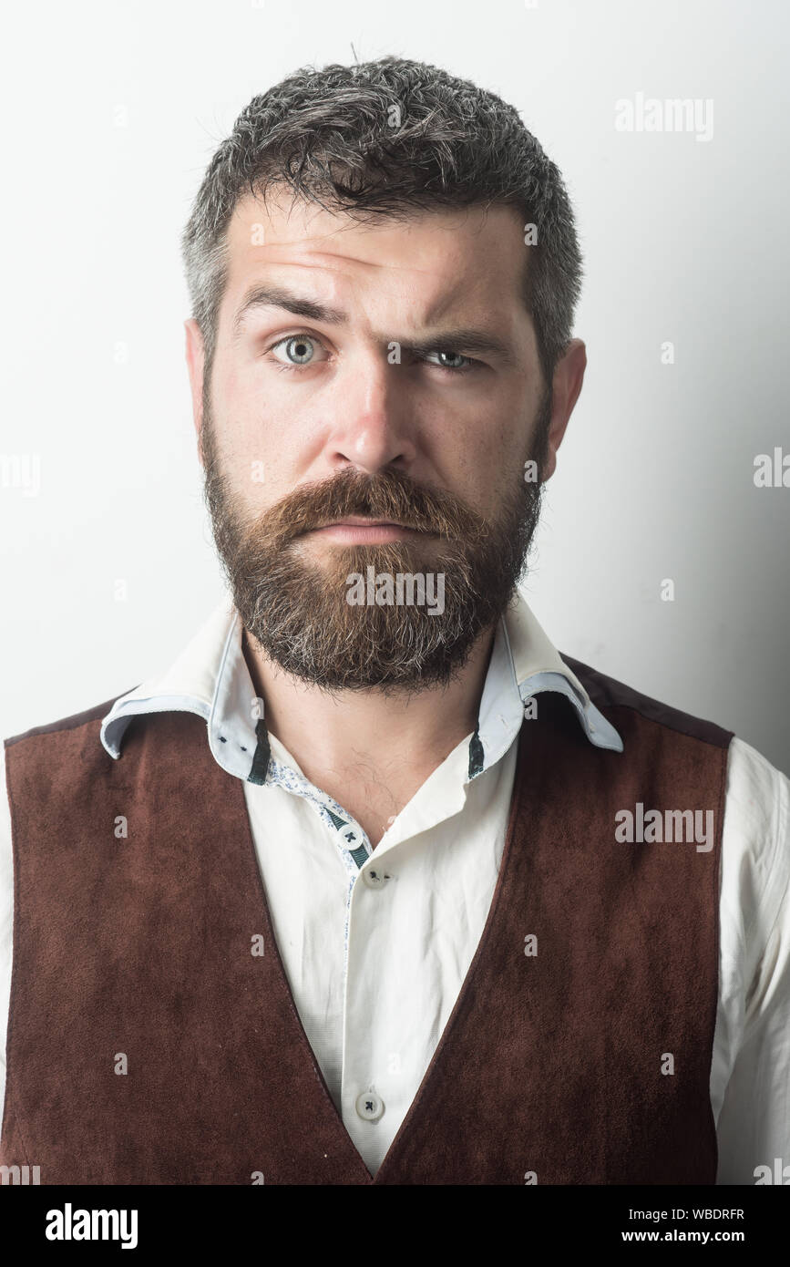 Hipster in camicia e gilet. Modello di moda con elegante capelli isolato su  bianco. Ragazzo o imprenditore barbuto. Barbiere di moda e bellezza. Uomo  con lon Foto stock - Alamy