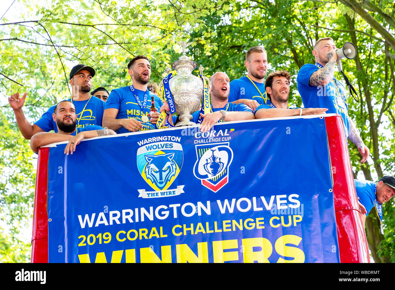 Warrington, Regno Unito. 26 Ago, 2019. Warrington portare il Coral Challlenge Cup torna home - open-top viaggi in autobus fino al passo carraio al Municipio Credito: John Hopkins/Alamy Live News Foto Stock