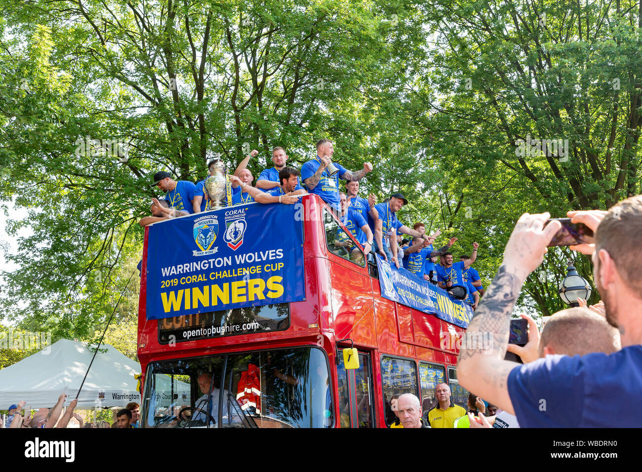 Warrington, Regno Unito. 26 Ago, 2019. Warrington portare il Coral Challlenge Cup torna home - open-top viaggi in autobus fino al passo carraio al Municipio Credito: John Hopkins/Alamy Live News Foto Stock
