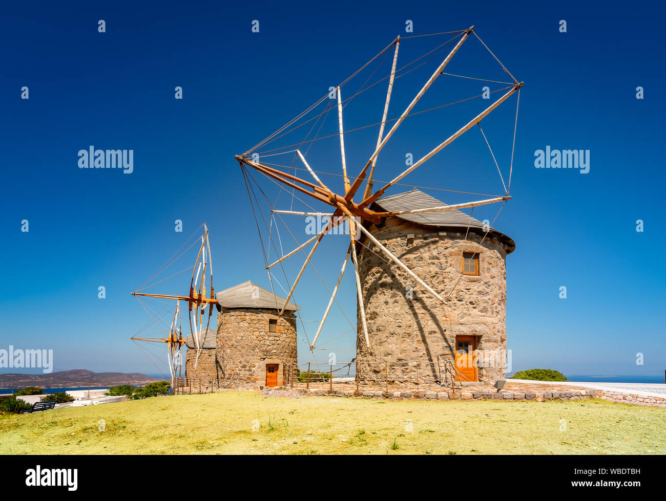 Il Greco antico paesaggio di mulini a vento. Isola di Patmos, Grecia. Foto Stock