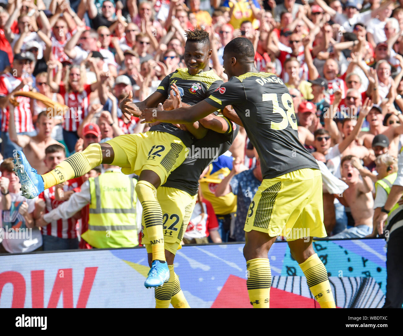 Moussa Djenepo di Southampton (sinistra) viene assaliti dopo aver segnato il loro primo obiettivo durante il match di Premier League tra Brighton e Hove Albion e Southampton presso la American Express Community Stadium , Brighton , 24 agosto 2019 solo uso editoriale. No merchandising. Per le immagini di calcio FA e Premier League restrizioni si applicano inc. no internet/utilizzo mobile senza licenza FAPL - per i dettagli contatti Football Dataco Foto Stock