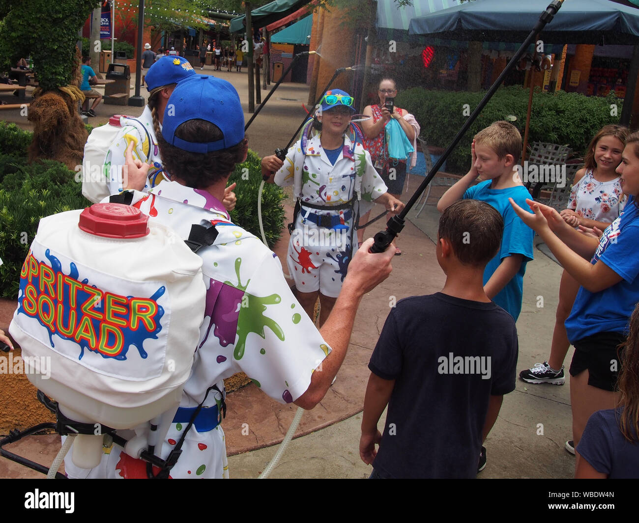 'Spritzer Squad' dipendenti raffreddamento fuori i ragazzi al Busch Gardens Tampa, STATI UNITI D'AMERICA, 20 giugno 2019, © Katharine Andriotis Foto Stock