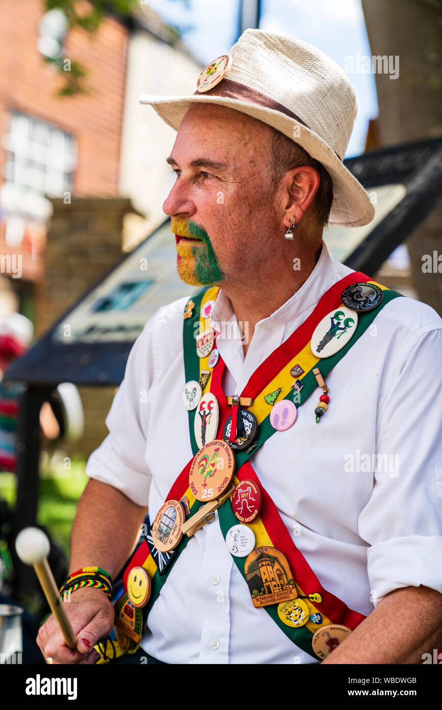 Sandwich e folk festival Ale evento nel Regno Unito. Close up uomo maturo, dal gallo rampante lato Morris, ronzio all'aperto in strada. Foto Stock