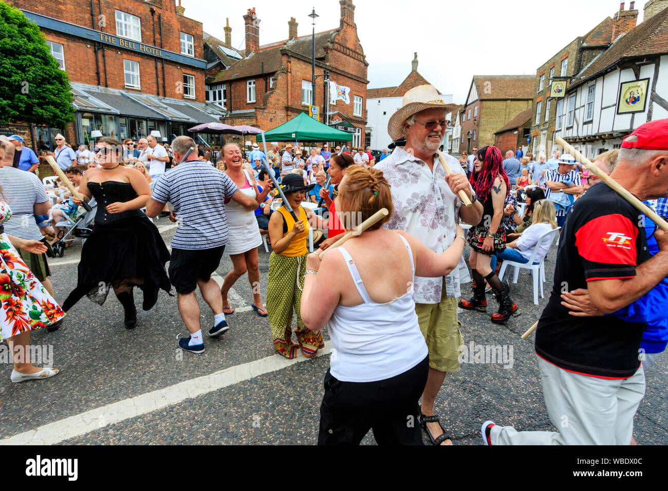 Sandwich e folk festival Ale. Tradizionale Morris Dance workshop all'aperto con varie persone, giovani e vecchi cercando di Morris Dance in strada. Foto Stock