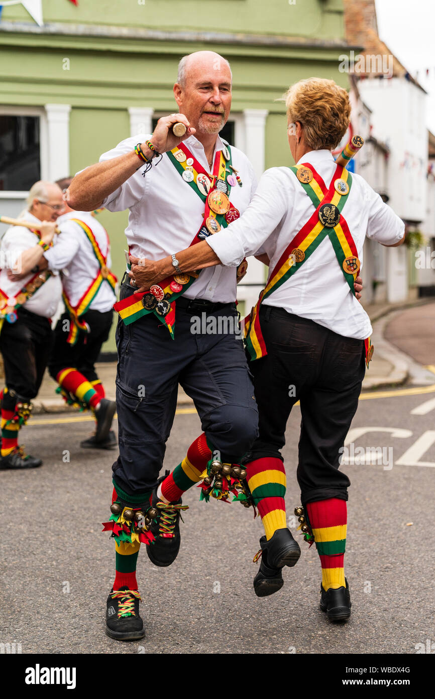 Sandwich e folk festival Ale evento nel Regno Unito. Inglese tradizionale ballerini folk, Gallo rampante Morris lato misti Dancing in the street a sandwich. Foto Stock