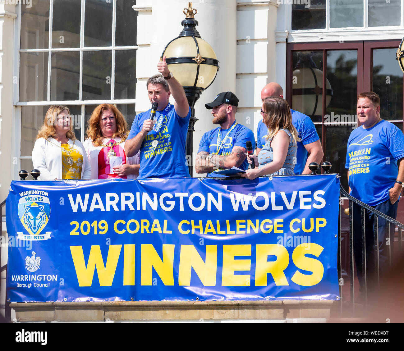 Warrington, Regno Unito. 26 Ago, 2019. Warrington portare il Coral Challlenge Cup torna home - allenatore Steve parla di prezzo per le migliaia di tifosi hanno guardato dal sindaco di Warrington e la sua consorte. Credito: John Hopkins/Alamy Live News Foto Stock